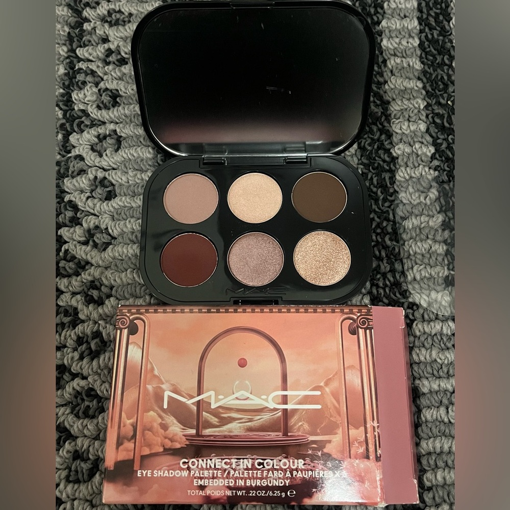 Mac eyeshadow palette, Embedded in Burgundy